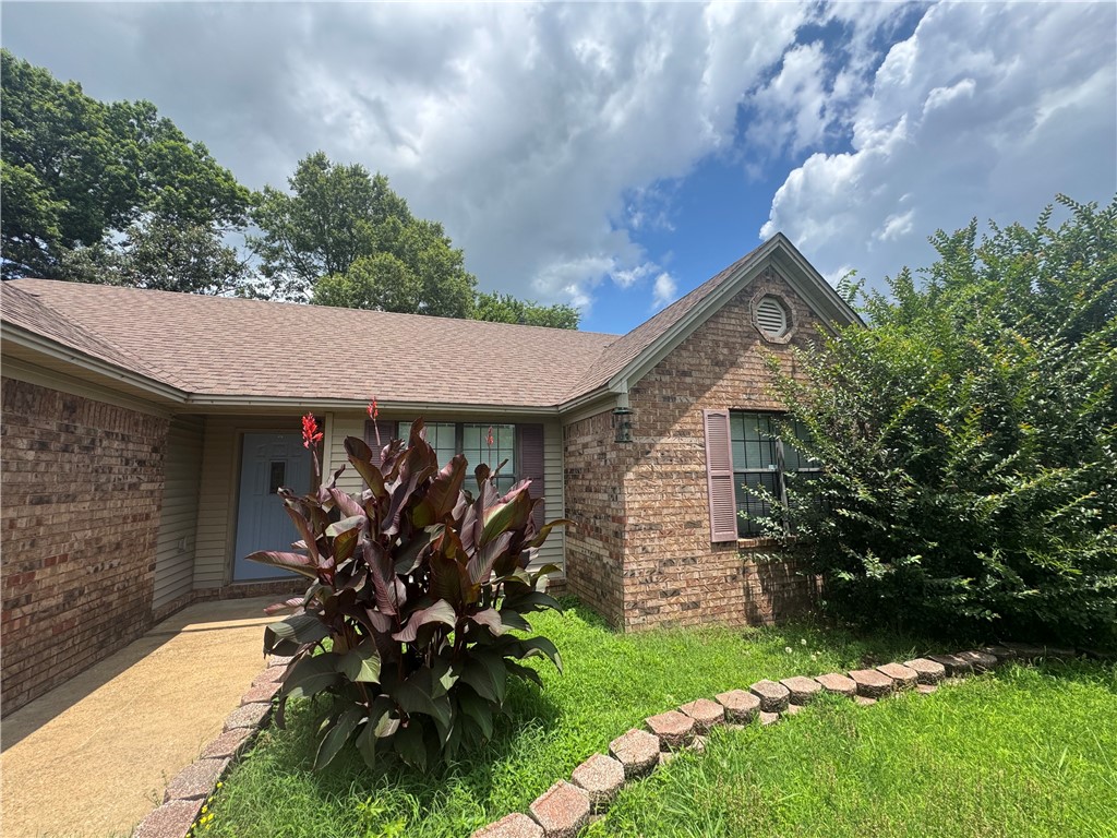 Charming 3-Bedroom Brick Home in Searcy!
Welcome to 106 Louis Drive a well-maintained 3 bedroom, 2 bath home nestled in the desirable Fields Farm subdivision. This move-in ready property features a spacious living area with vaulted ceilings, low-maintenance tile and laminate flooring, and an abundance of natural light. The kitchen offers ample cabinetry and counter space, perfect for everyday living or entertaining guests.
The primary suite includes a large vanity and a private bath with a spa-like tub, while two additional bedrooms offer flexibility for family, guests, or a home office. Step outside to enjoy the cozy patio and fenced backyard ā ideal for pets, play, or relaxing evenings.
Additional features include a brick exterior, an attached garage, and a quiet neighborhood location close to schools, shopping, and dining. Whether you're looking for your first home, downsizing, or investing, this property checks all the boxes!