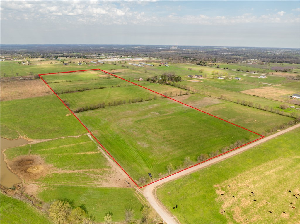 This expansive 40-acre parcel offers endless possibilities as a blank canvas for your next development project.
Located just 1 mile off Highway 59, the property enjoys easy access to major routes, positioning it for future growth in one of the region's most rapidly expanding areas.
With flat, usable land and utilities nearby (but not on-site), this is a rare opportunity to create a custom space that aligns with your vision.
Whether you're looking to develop residential, commercial, or mixed-use properties, this tract is primed for potential.
Don't miss out on this exceptional piece of real estate in a thriving community!