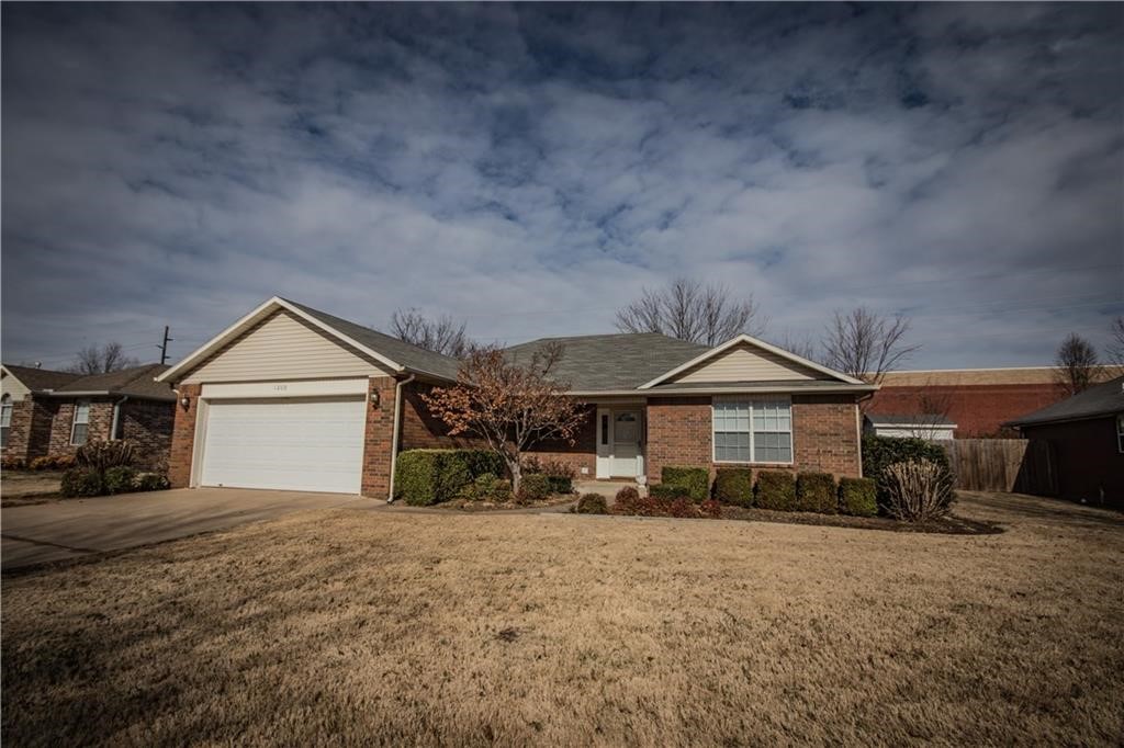 Great 3 bedroom 2 bath home located next BHS! This home features: split bedroom plan, eat-in-kitchen, fenced backyard, 2 car garage, fireplace, and its ready to move in! Very centrally located in Bentonville. Call today to schedule your appointment today. ***Owner requires minimum $1,000 pet deposit***
