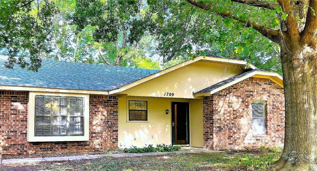 This 3-Bed 2-Bath home is within walking/biking distance (0.7 miles) to the new Walmart Campus & Samās Club HO. Parks. Greenway, biking trails, museums, music pavilion and restaurants are within 1-5 miles. It is on a cul-de-sac with a large (W 88ft x D 78ft) fenced yard, mature trees, eat-in kitchen, bay window, wood burning fireplace, double walk-in closets in the main bath and a bonus room for office/gym/game/baby/hobby use. New roof 2020. New HVAC 2022. New water heater 2022.