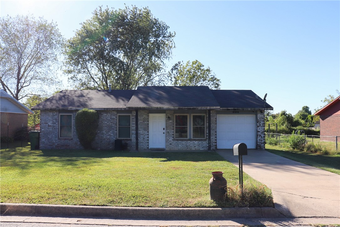 Beautiful brick home with nice backyard has plenty of room for a small family. Great for first time buyers. Will not last long, book your showing!