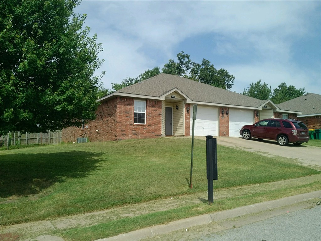 Nice duplex in Centerton featuring 3 bedrooms, 2 bathrooms, & 1 car garage. Wood floors in living room & carpet in bedrooms. All appliances included & nice shaded back patio for entertaining.