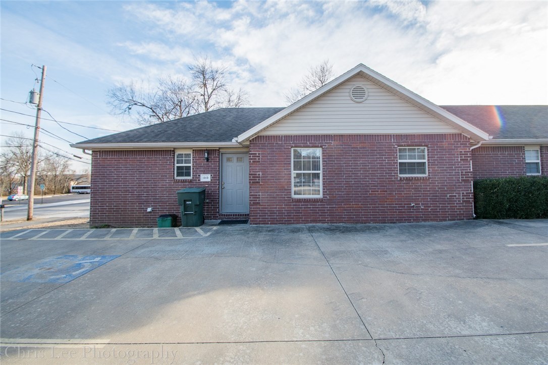 1 Minute Walk to Razorback Stadium!! This unit is CLEAN and move in ready. New paint and flooring throughout. 2 Bedrooms and 2 baths. Kitchen has eat-in area. Back deck for enjoying the view and firing up the BBQ. You won’t find a unit this nice and this close to the Stadium and University grounds!