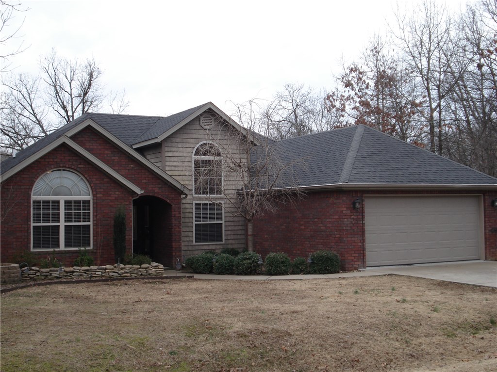 The Best of Bella Vista. Quiet and private yet close to everything. Bentonville school district.
Vacant easy to show.