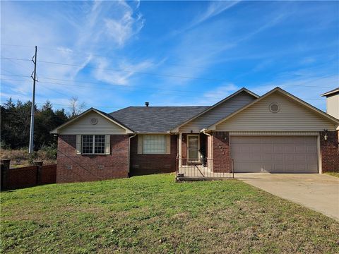 Photo of 3203 HUNTINGTON Drive, Russellville, AR 72802 (MLS # 1329619)