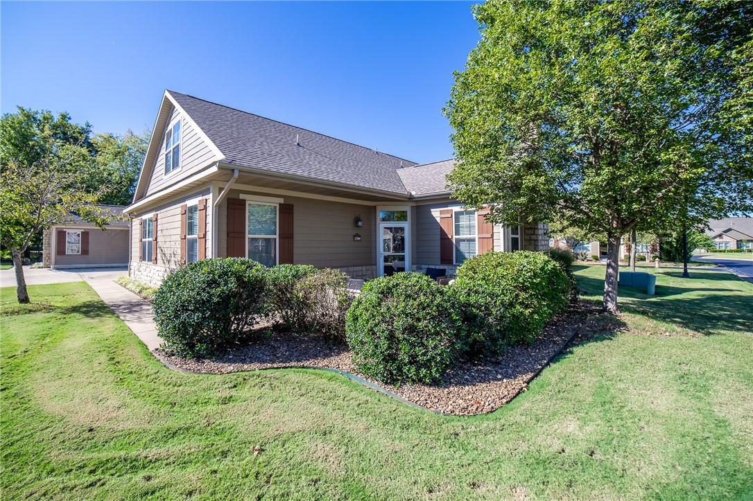 Great location, situated near parks, greenway Walmart Home office, and Downtown Bentonville. Open concept living. Kitchen with granite countertops and under-mount sinks and pantry, stainless appliances to include gas cooktop, microwave and fridge. Laundry room with sink and washer | dryer included. Neighborhood amenities include community pool, recreational space, clubhouse, & exercise room.