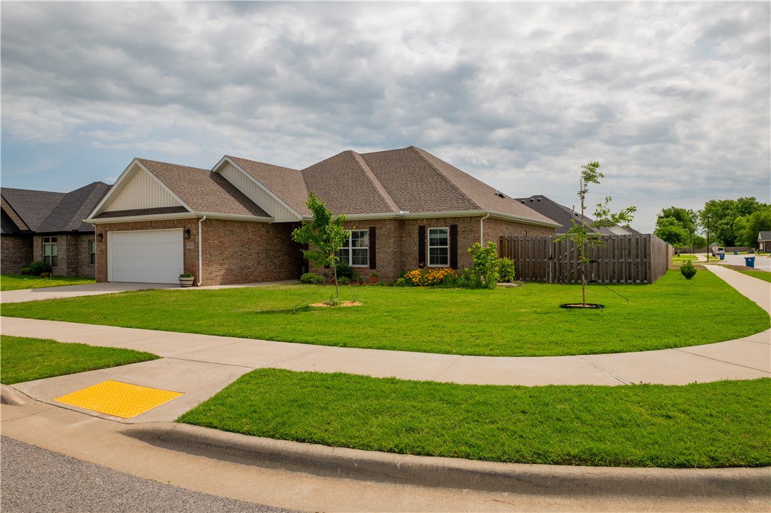 $10,000 Seller Credit! Use it for a rate buy-down to lower your monthly payment or toward your closing cost.
Welcome to 924 Laux Lane—a beautifully maintained 4-bedroom, 2-bathroom home in the desirable Hazelton Heights Subdivision. Built in 2021, this home features an open-concept layout with an eat-in kitchen, spacious living areas, and a flexible fourth bedroom that can also serve as a home office or guest space.
Enjoy the large corner lot, perfect for relaxing or entertaining outdoors. Located directly behind Pea Ridge High School, just 15 minutes to Downtown Bentonville and under 5 minutes to the Walmart Neighborhood Market—this home offers both comfort and convenience.