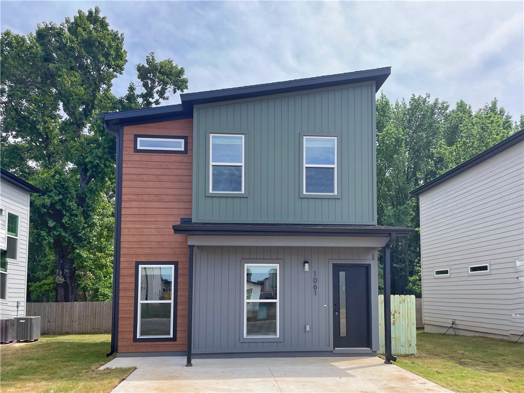 Modern, smart, affordable living! Looking for that first home, wanting to downsize and simplify, or looking for a low-maintenance investment property, Featherston Village may be exactly what you've been looking for. Never think about lawncare again! Everything you need in a great location. Wonderful new subdivision in Bentonville School District. Less than 5 miles from Walmart Corporate office.
