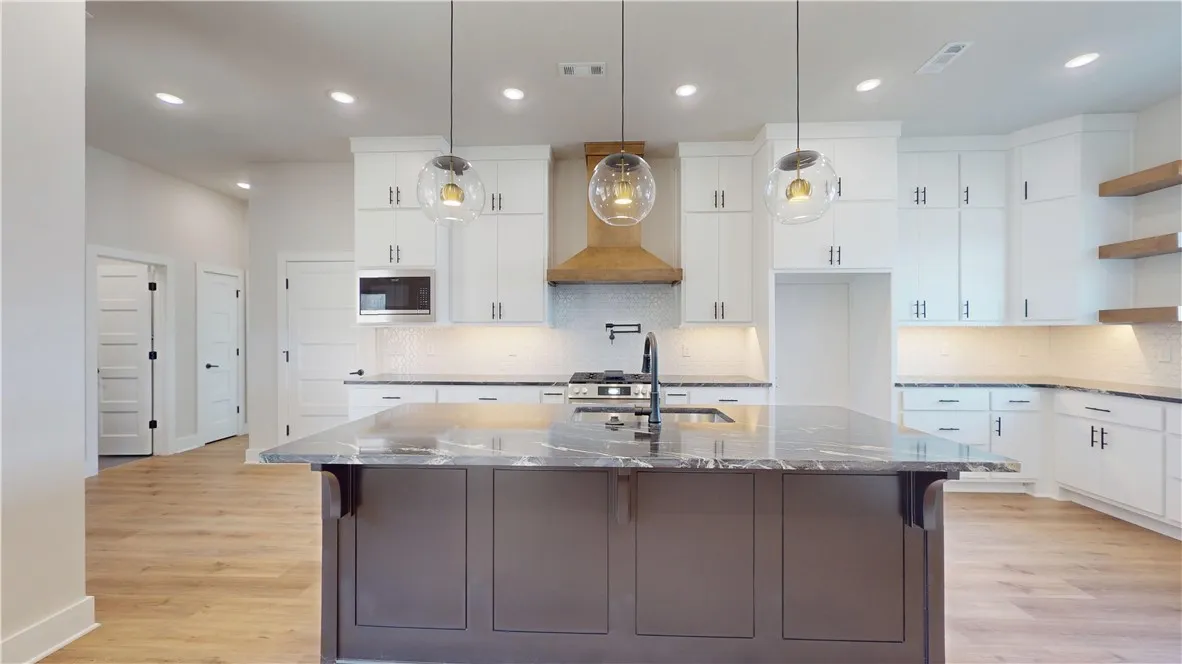 Pea Ridge, Arkansas 72751, United States, 4 Bedrooms Bedrooms, ,3 BathroomsBathrooms,Residential,Active,94949