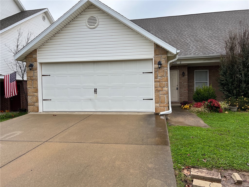Nice 3BR/2BA duplex in great location in Bentonville. Close to schools, shopping, and restaurants. Fenced yard, high ceilings, eat-in kitchen and a deck.