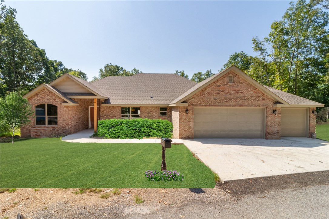 Beautiful Bella Vista New Construction 3bed/2bath home on FLAT level lot surrounded by Nature. Home boasts a POPULAR excellent open floor-plan. Lots of Natural light & High-end finishes/features throughout including hardwood floors in living and dining area, gas log fireplace, granite tops, pantry, eat-in kitchen, and walk-in closets. Spacious master suite has spa-like bath with double sinks, walk-in shower &jacuzzi tub. Master walk-in closet opens to Laundry Room. Excellent outdoor space with covered patio. Located on a cul-de-sac & Minutes from Pea Ridge Schools. This home is a MUST SEE!