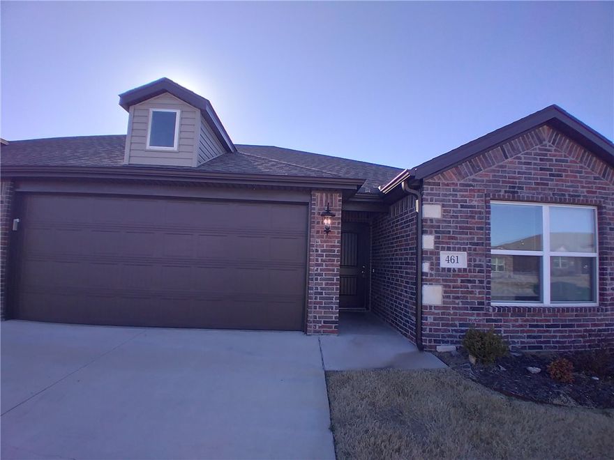 Spacious  3 bed 2 bath duplex located in a quiet neighborhood in Centerton. Close to 14th st and restaurants.  Large Fenced Back yard, Pets Welcomed!

Only approximately 10 minutes from Bentonville West High School and Gamble Elementary, this home offers a premium Centerton location!

Washer/Dryer SET, stove, and dishwasher included!