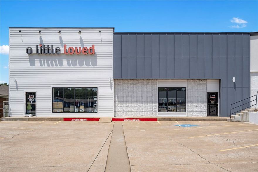 +/- 2,714 SF of retail space available right off Highway 412 in Siloam Springs! This space features a
main storefront area that occupies nearly 85% of the floor space, two ADA-compliant restrooms, one
fitting room, and two storage closets. Positioned in the corner suite of Plaza One shopping center and
directly accessible from Highway 412, which has a traffic count of about 29,000 VPD. This location is
ideal for any retail business or could also serve as an excellent office space.