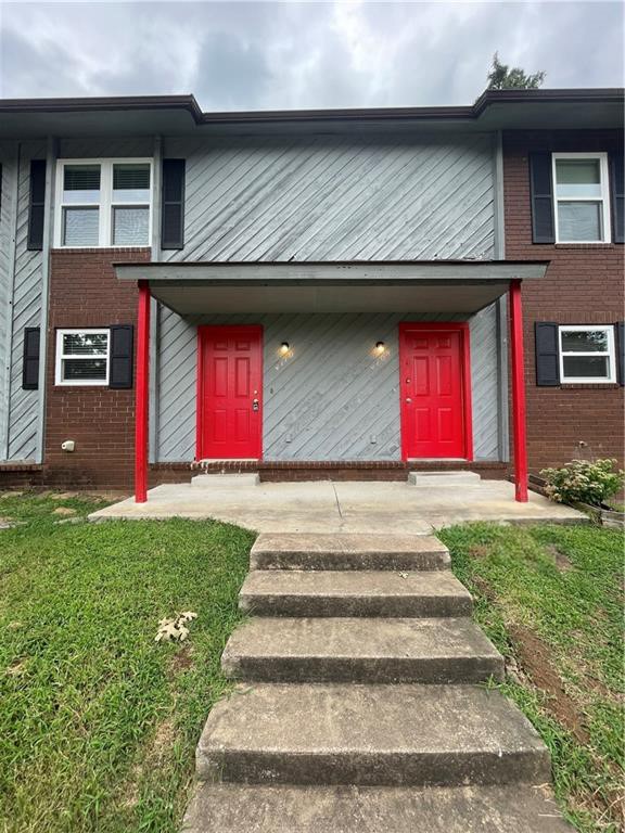 *** MOVE IN SPECIAL $200 off first months rent. *** Great 2 bedroom, 1.5 bath townhouse in Fayetteville! 2 spacious bedrooms and a full bath upstairs. Half bath downstairs! Cul-de-sac, fridge & w/d included. Located only minutes to I-49, Lake Fayetteville, shopping, and dining.