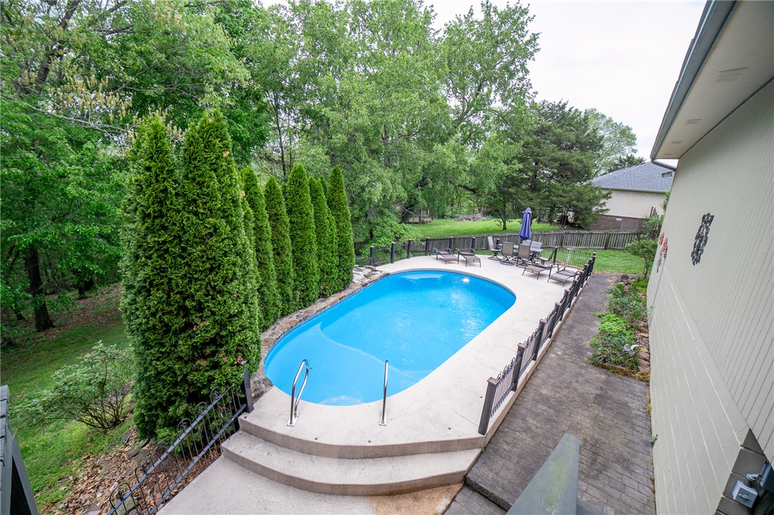 Twin Lakes Estate Rogers - Residential