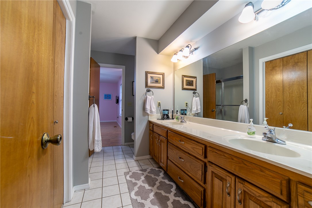 Twin Lakes Estate Rogers - Residential