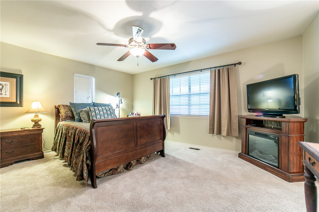 Twin Lakes Estate Rogers - Residential