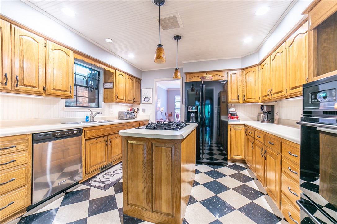 Twin Lakes Estate Rogers - Residential