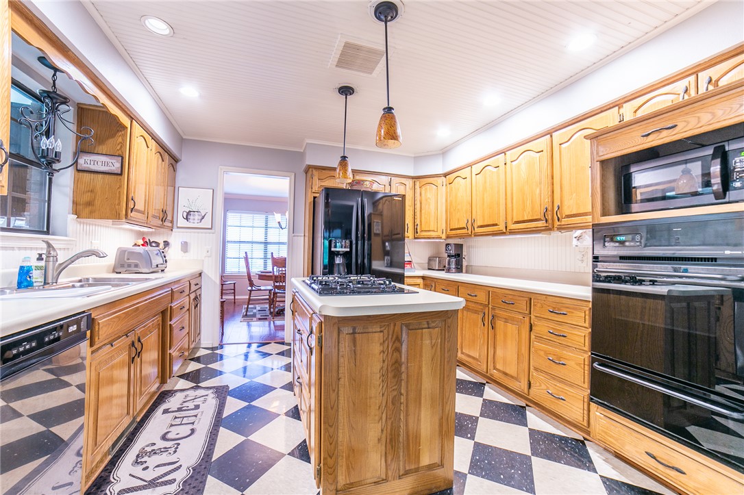 Twin Lakes Estate Rogers - Residential