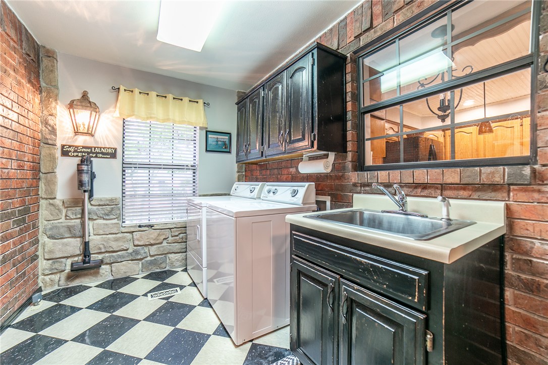 Twin Lakes Estate Rogers - Residential