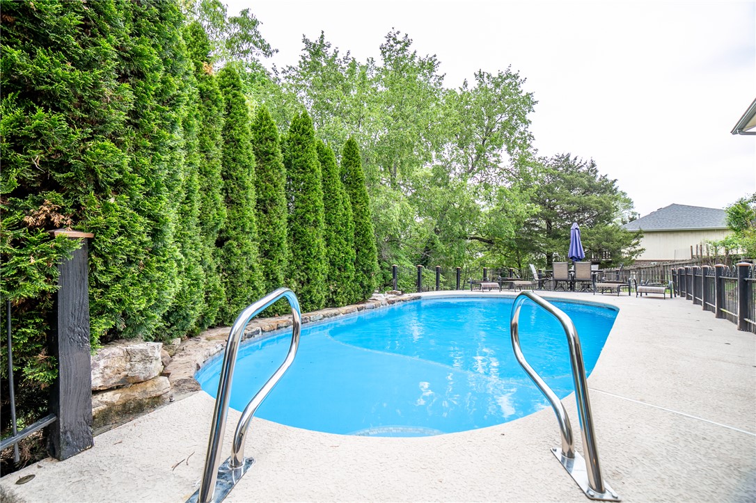 Twin Lakes Estate Rogers - Residential