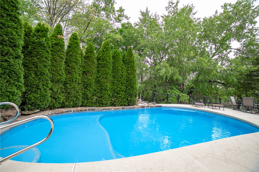 Twin Lakes Estate Rogers - Residential