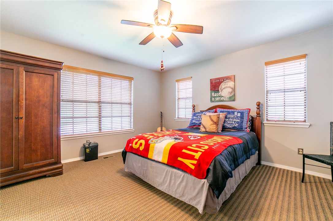 Twin Lakes Estate Rogers - Residential