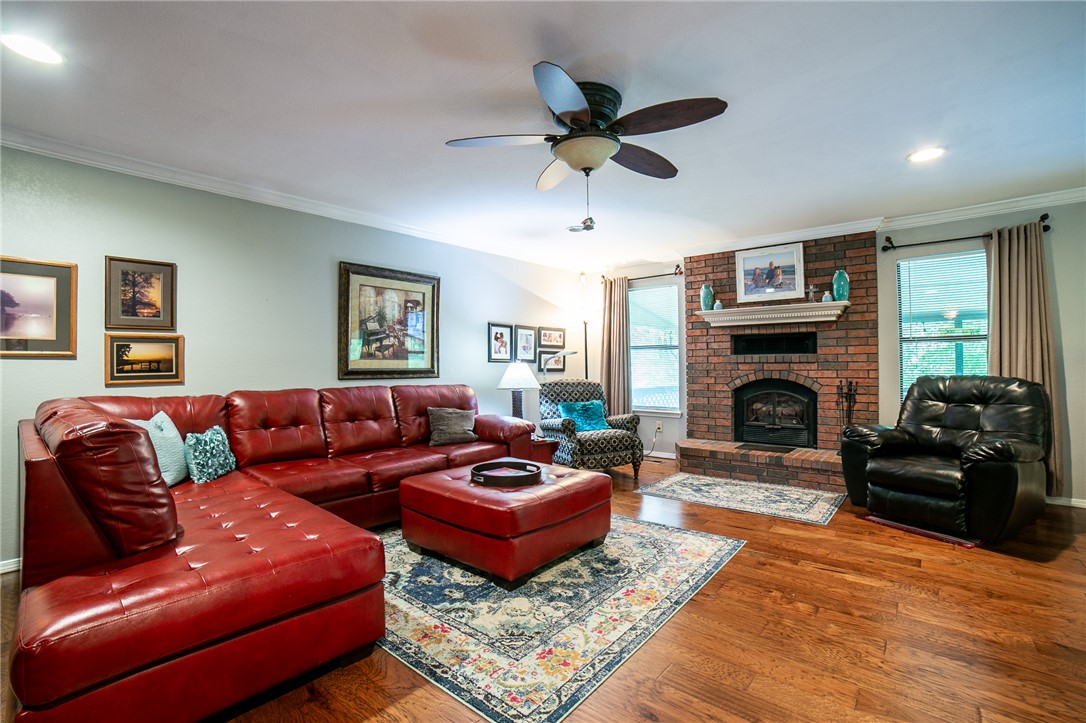 Twin Lakes Estate Rogers - Residential