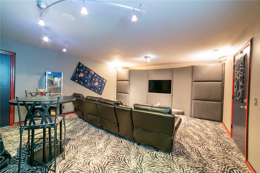 Twin Lakes Estate Rogers - Residential