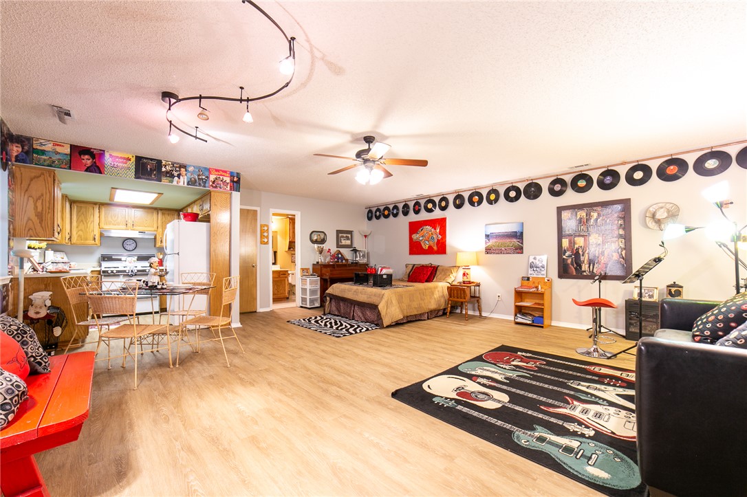 Twin Lakes Estate Rogers - Residential