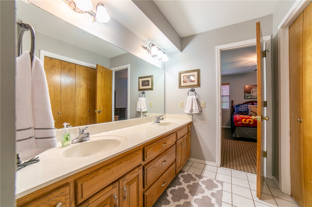 Twin Lakes Estate Rogers - Residential