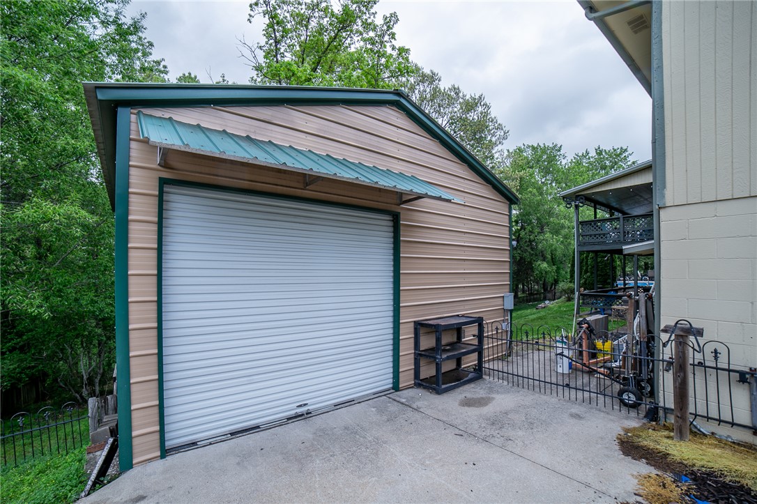 Twin Lakes Estate Rogers - Residential