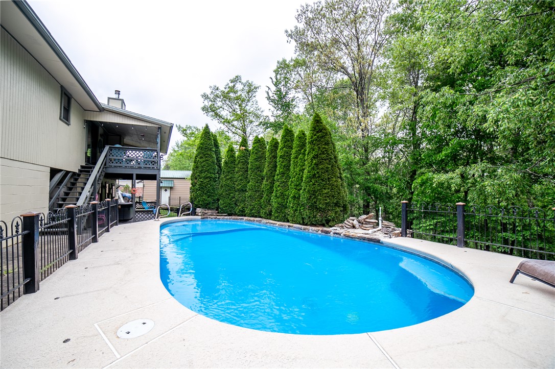 Twin Lakes Estate Rogers - Residential