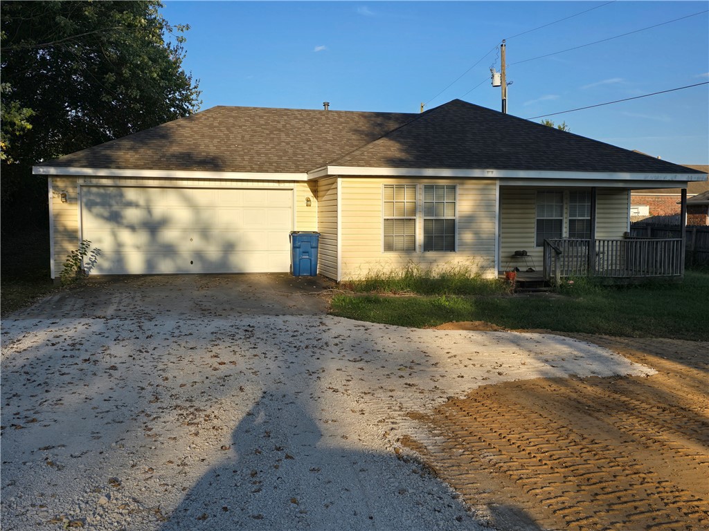 Great starter home, in great neighbor hood, close to city park, schools, shopping and Dr office. large lot, .69 acre.