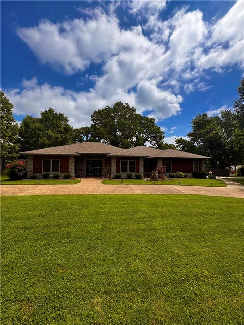 Photo of 723 Lakeview Drive, Rogers, AR 72756 (MLS # 1353790)