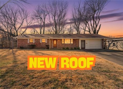 Photo of 401 Sanders Avenue, Springdale, AR 72764 (MLS # 1336036)