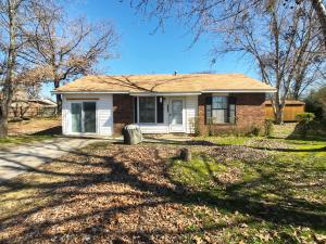 Cute and cozy home in the heart of Russellville. This home features 2 bedroom, 1.5 bathrooms, and a large bonus room with it's own entrance. The refrigerator,large storage building, and washer and dryer convey.