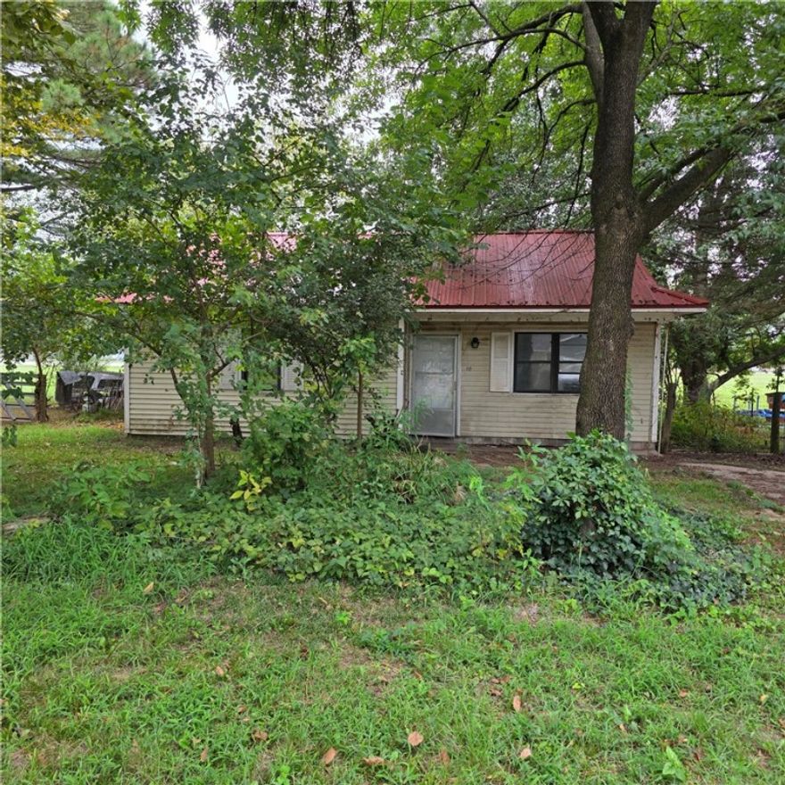 2-bedroom, 1-bath home on a slab, conveniently located within walking distance of Dardanelle Schools, restaurants, Dardanelle Regional Hospital, River Valley Medical Clinic, Tyson, and Walmart Supercenter. Laundry area just off kitchen. Excellent rental potential or a possible starter home. All bids and offers must be submitted through Hubzu.com. Offers received through other means will not be accepted.