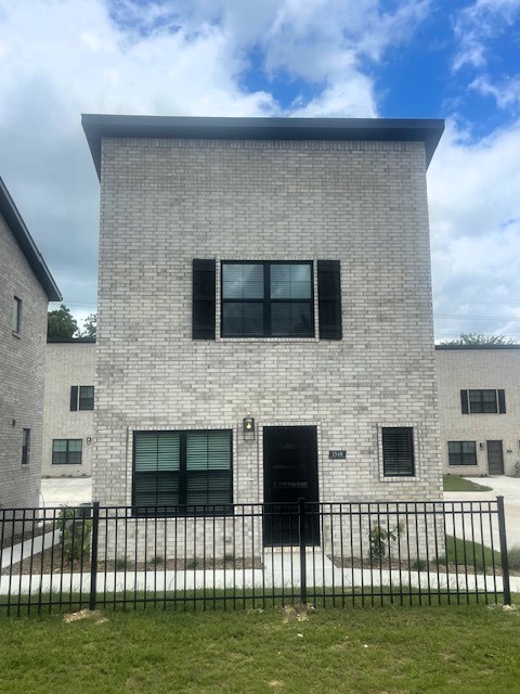 BRAND NEW!! GREAT INVESTMENT OPPORTUNITY in south Fayetteville within walking distance to Baum Stadium. Super close to the U of A, shopping and restaurants. 2 story, 2 bedroom , 1 full bath, 2 parking spots. granite countertops, and Frigidaire appliances.