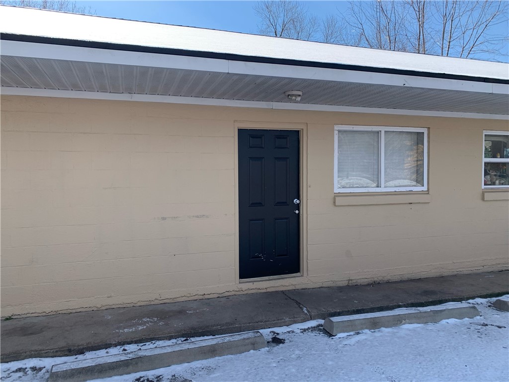 Agent Owned. Avail. 07/08/22! Newly renovated unit only 4 blocks south of the neighborhood market;
5 mins to U of A and tons of restaurants on MLK nearby. This unit has been totally redone inside with new
tile floors, new paint throughout, and new doors. W/D avail in unit. Don't miss out on the fantastically
located apartment!