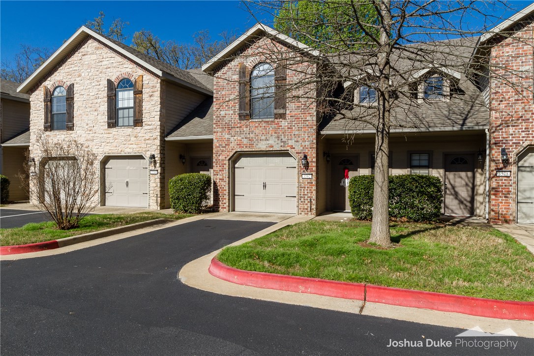 Adorable condo in a great neighborhood close to shopping and great restaurants, 2 bedrooms, 2.5 baths. spacious living room, nice size kitchen, New wood flooring and carpet, New back door installed in 2015. this neighborhood is included in the first phase of the fiber optic from Ozarks Co.Absolutely perfect for a first time home buyer, student or an investor.