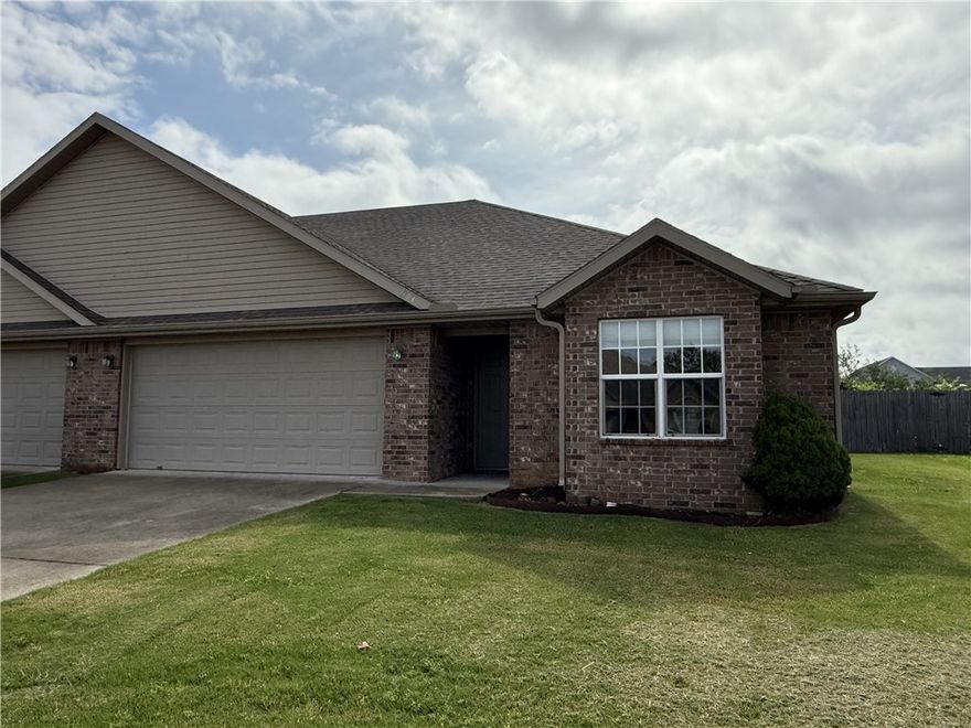 Very nice 3 bedroom 2 bath duplex for lease in Centerton. Located right on the Bentonville/Centerton line, this unit features new paint, 2 car garage, fenced backyard, LVP flooring, granite countertops, eat-in-kitchen, and refrigerator/washer/dryer included as a courtesy to the tenamts. Ready to move in now!