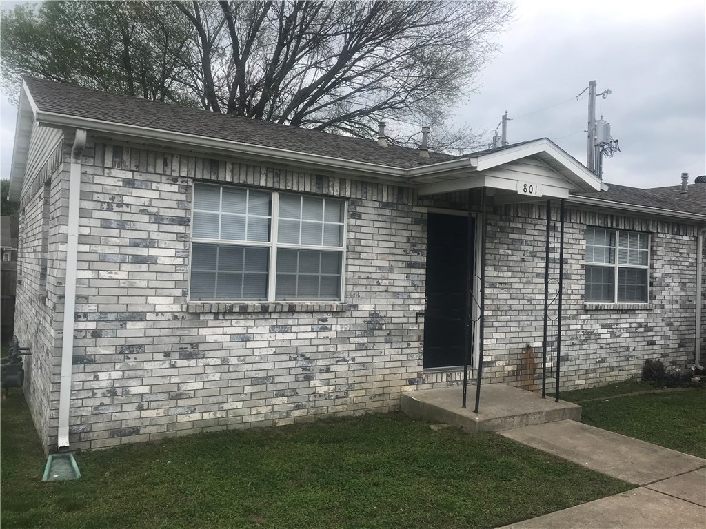 Cozy and Well Maintained 2 Bedroom, 1 Bath 4-Plex unit. Appliances included: Refrigerator, Dishwasher, Garbage Disposal, and Stove. Washer/Dryer hookups available. Nicely renovated with wood-like flooring and ceramic tile throughout.
