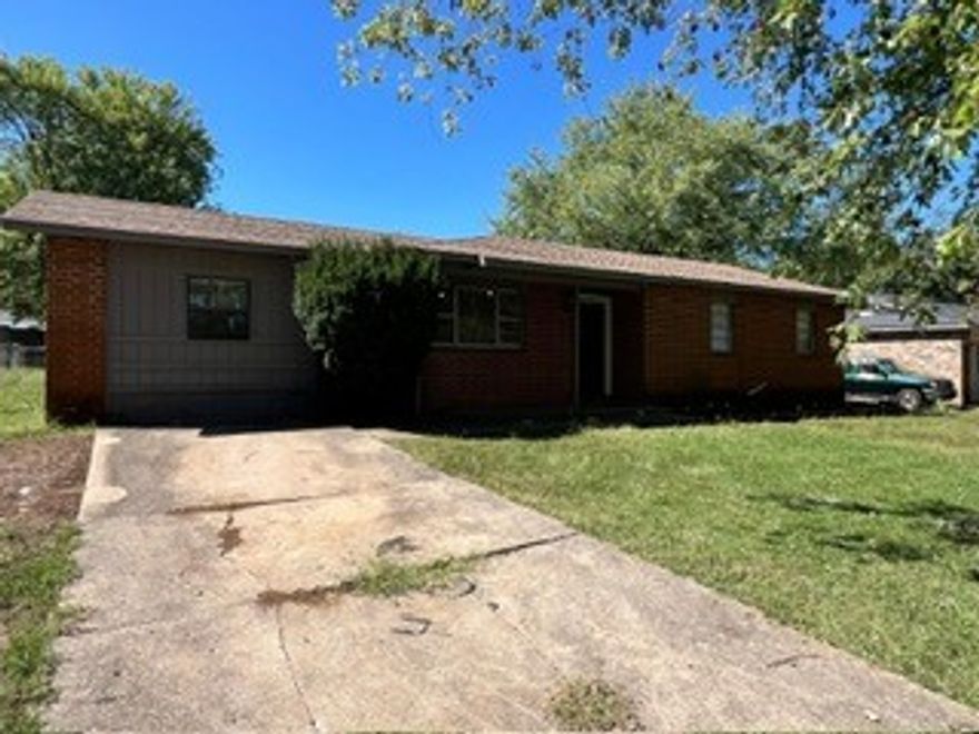 Move-in ready rental in a super convenient Springdale location on White Rd—minutes to I-49, schools, parks, shopping, and local eateries. Light, comfortable living area flows to a dining space and functional kitchen with ample cabinet/storage. Neutral finishes and easy-care flooring make day-to-day living simple. Nicely sized bedrooms and closets, plus a practical layout that works for many lifestyles. Outdoor space offers room to relax, and the driveway provides off-street parking. Quick access to major employers and everyday essentials. Tenant pays all utilities. Renter’s insurance required. No smoking. Pets considered with owner approval and non-refundable fee. Application required for each adult. https://dcrealestatenwa.managebuilding.com/Resident/rental-application/new
