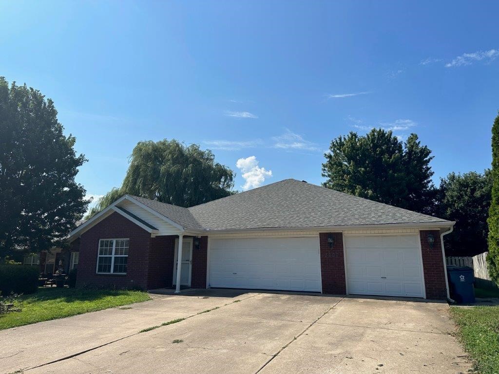 3 bedroom/2 bath home with 3 car garage! Great location and close to shopping, schools, Wal-Mart HO, Crystal Bridges and downtown Bentonville. Home has a great layout. New roof in 2020. Fenced in backyard.