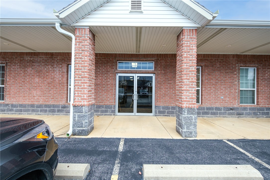 Lease an individual office conveniently located within minutes of the new Walmart Corporate Campus. Tenants enjoy access to a shared kitchen, with all utilities included — a hassle-free, flexible space for your business.