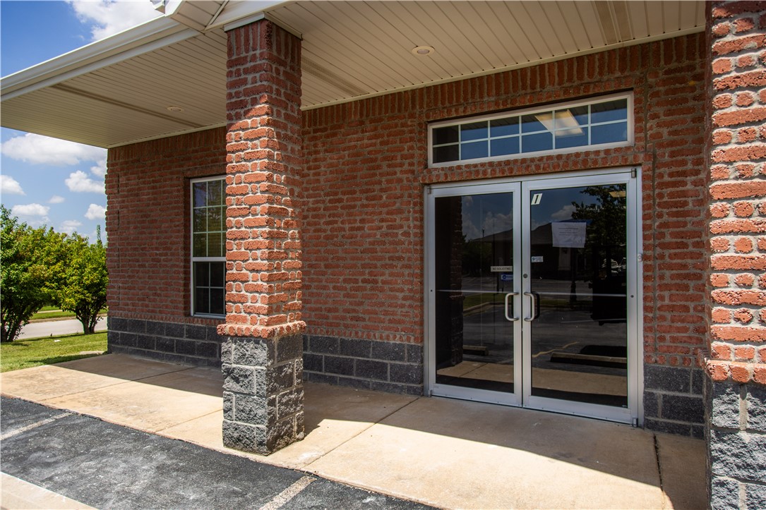 Lease an individual office conveniently located within minutes of the new Walmart Corporate Campus. Tenants enjoy access to a shared kitchen, with all utilities included ā a hassle-free, flexible space for your business.
