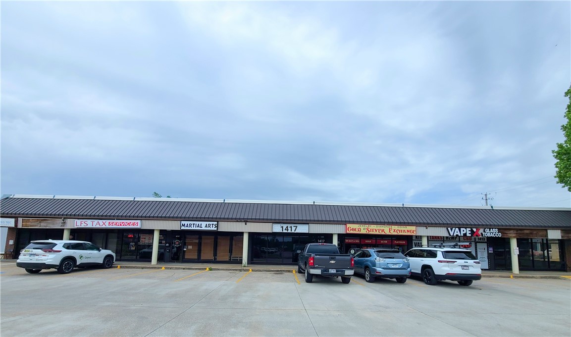 1,000sf lease space available $1,800/month. Tenant pays utilities. Large, open retail sales area. 1 office/storage area. 1 bathroom. Ideal for office or retail. 2.5 miles from I-49 and 1 mile from Downtown Rogers. High traffic visibility on W Walnut St. Directly across from the DMV. Surrounded by restaurants, retail, and services. 23,000 CPD along W Walnut St.