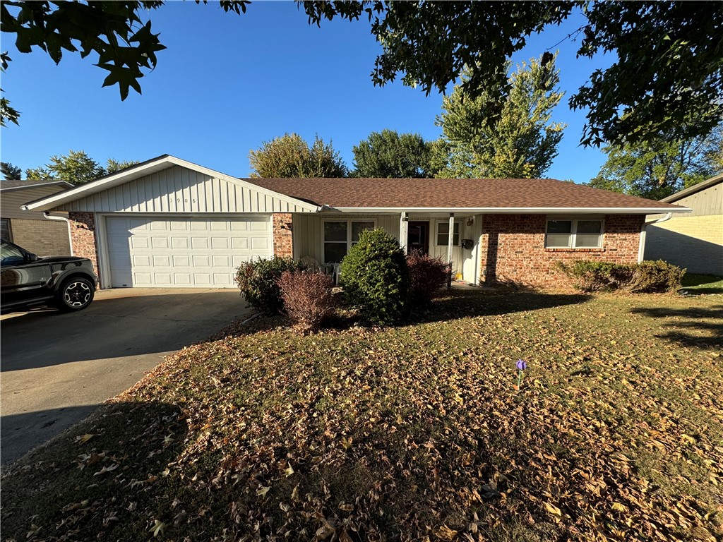 Auction 11/06/2024 at 11:00 AM
This home offers approximately 1,388 square feet, with 3 bedrooms and 2 bathrooms. Recent updates include a newer roof, HVAC, and water heater, making it an ideal property for families or investors.
