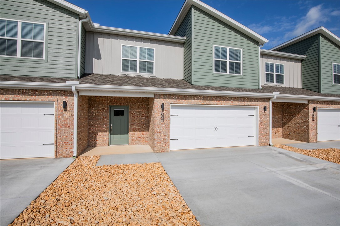 Beautiful New Construction Townhome in Pea Ridge!!! 3 bedrooms 2 1/2 baths, Master on main level. Wood style flooring throughout. Kitchen features custom cabinets, stainless appliances, granite counters, large pantry. Living room has high ceiling and is open to the kitchen and access to the back covered patio. Master bedroom includes walk in shower double sinks and large closet. Upstairs has 2 large bedrooms and 1 full bath, bonus room/office and additional storage room, garage is insulated and included an insulated garage door. Lawncare is included.
